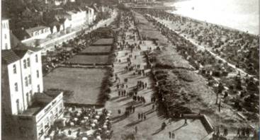 Warnemünde Seepromenade mit Seestraße