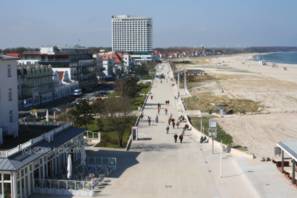 Warnemünde Seepromenade heute mit Seestraße und Hotel Neptun